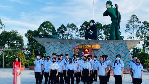 Trường Trung cấp Thanh Bình tổ chức cho học sinh đến thăm và dâng hương tưởng niệm các anh hùng liệt sỹ tại Nghĩa trang liệt sĩ huyện Thanh Bình