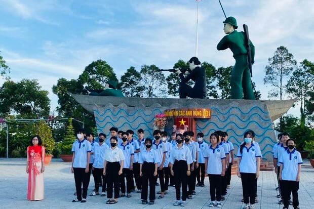 Trường Trung cấp Thanh Bình tổ chức cho học sinh đến thăm và dâng hương tưởng niệm các anh hùng liệt sỹ tại Nghĩa trang liệt sĩ huyện Thanh Bình