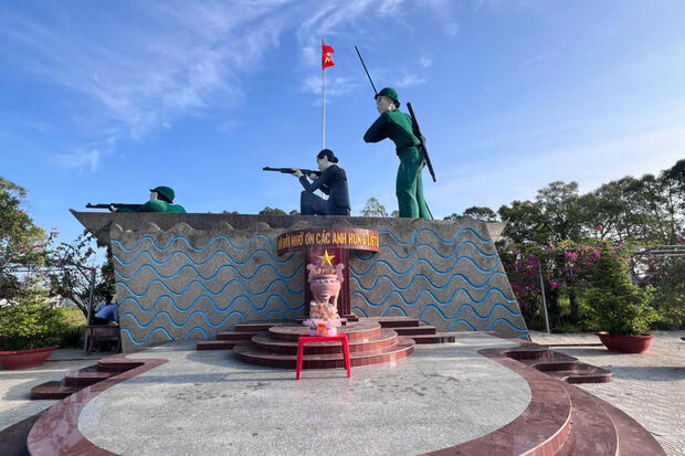 Trường Trung cấp Thanh Bình tổ chức viếng Nghĩa trang liệt sĩ xã Thanh Bình nhân Kỷ niệm 81 năm ngày thành lập Quân đội nhân dân Việt Nam